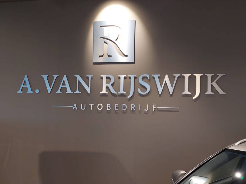 rvs uitgefreesde letters autobedrijf