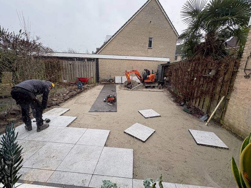 Schutting eruit en nieuwe tegels leggen