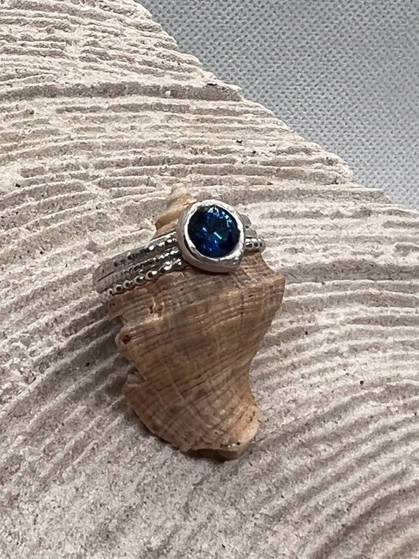 Ring mit Zirkonia blau