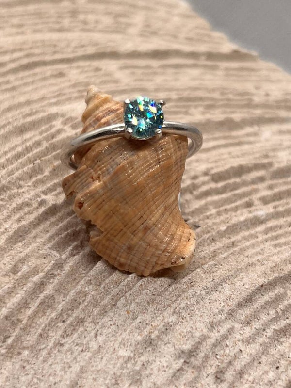 Ring mit hellblauem Zirkonia