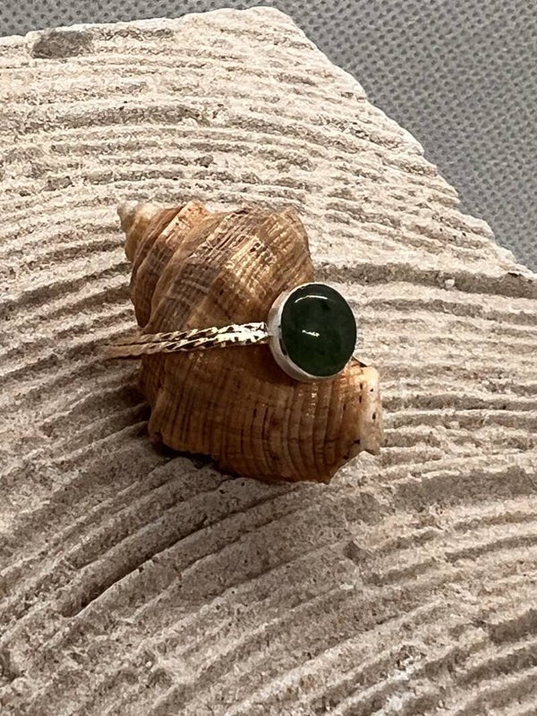 Ring mit grünem Stein
