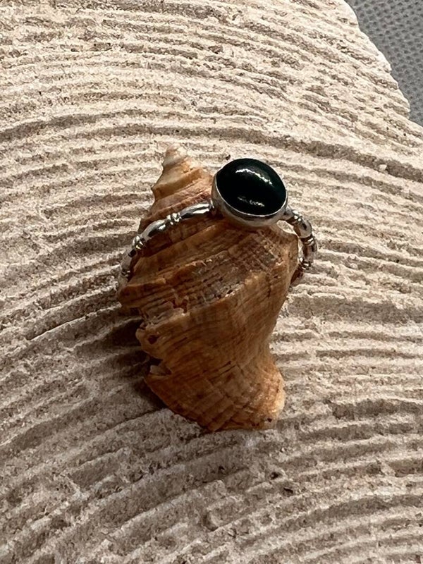 Ring mit dunkelgrünem Stein