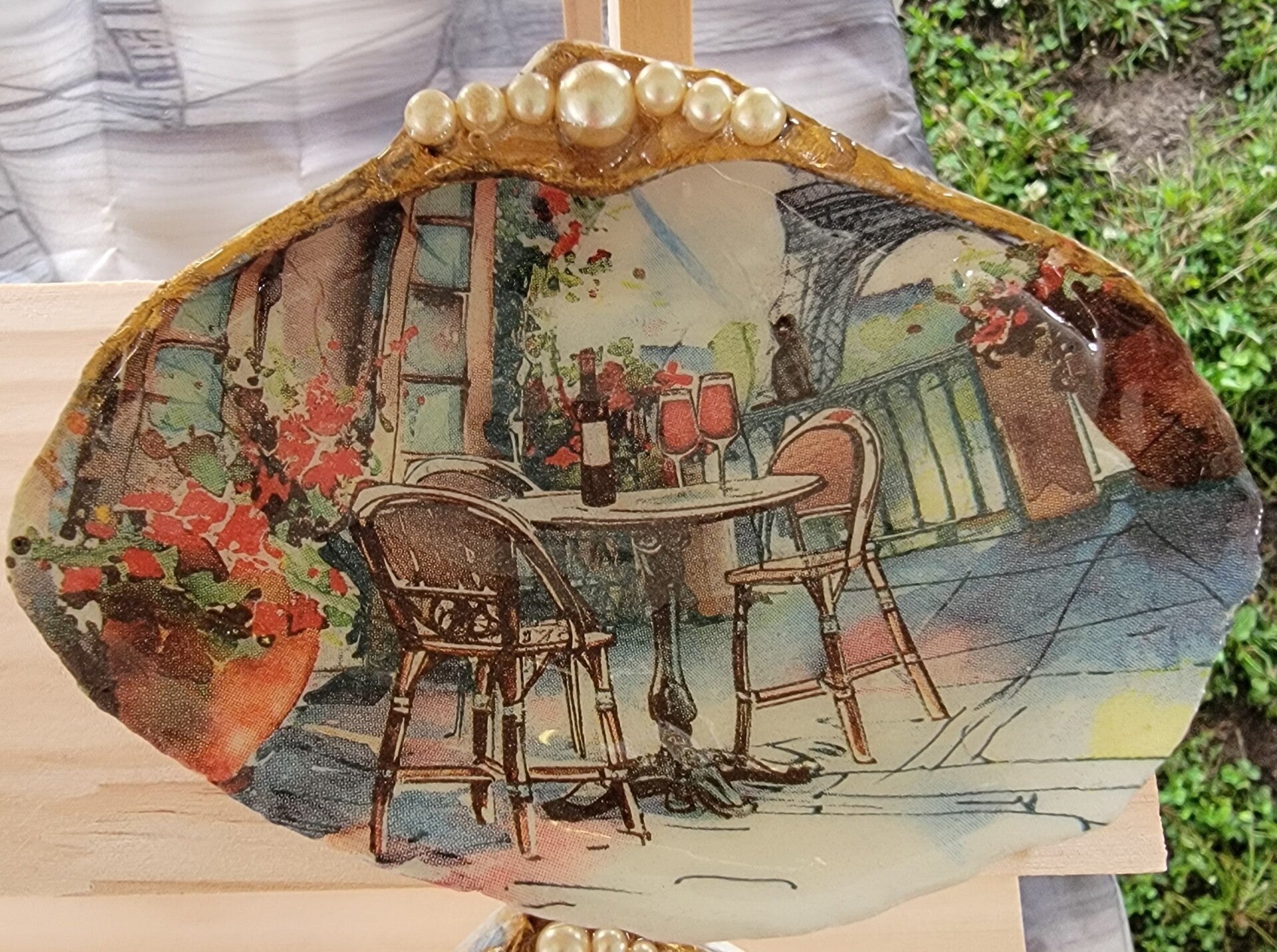 Trinket Dish Bistro in Paris