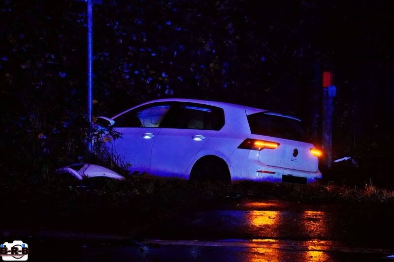 Der weiße Kleinwagen wurde bei dem Unfall an der Kreuzung Hackfurthstraße und Dorstener Straße in den Straßengraben geschleudert.