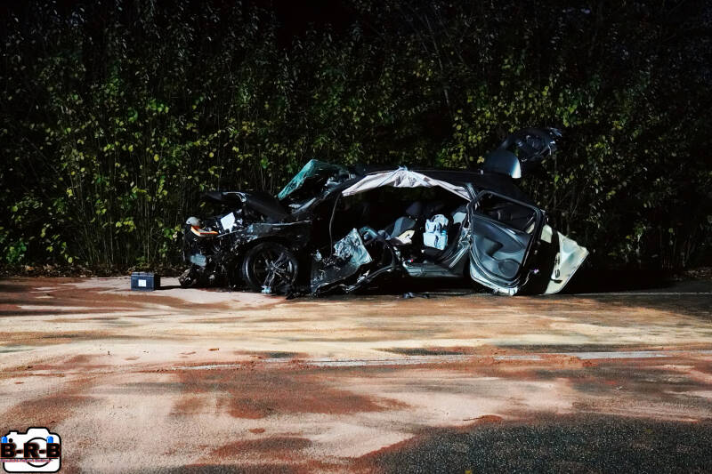 Das völlig zerstörte Auto musste von der Feuerwehr aufwendig geöffnet werden, um den schwer verletzten Fahrer zu befreien.