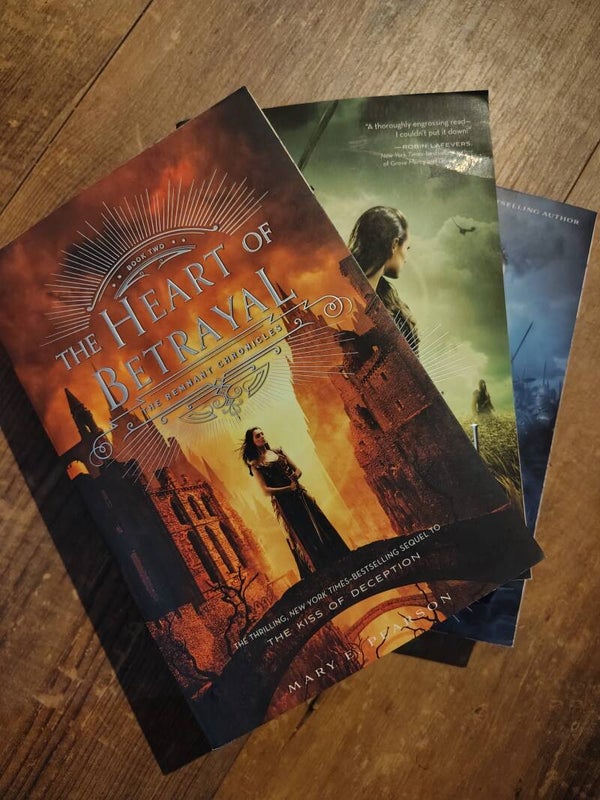 The Remnant Chronicles - M. E. Pearson