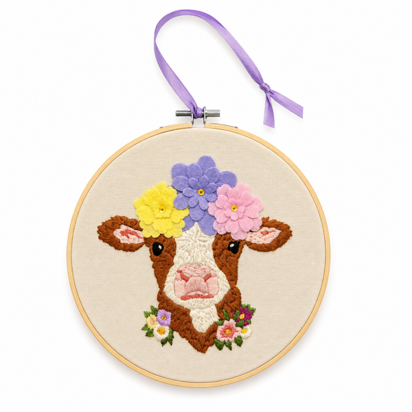 Koe met viltbloemen