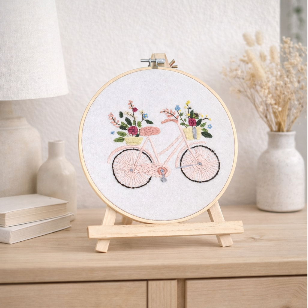 Handgemaakt borduurwerk fiets met bloemen