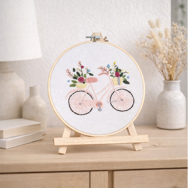 Handgemaakt borduurwerk fiets met bloemen