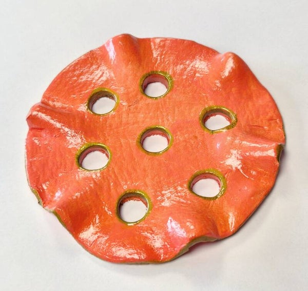 Handgemaakte bloemverdeler van klei