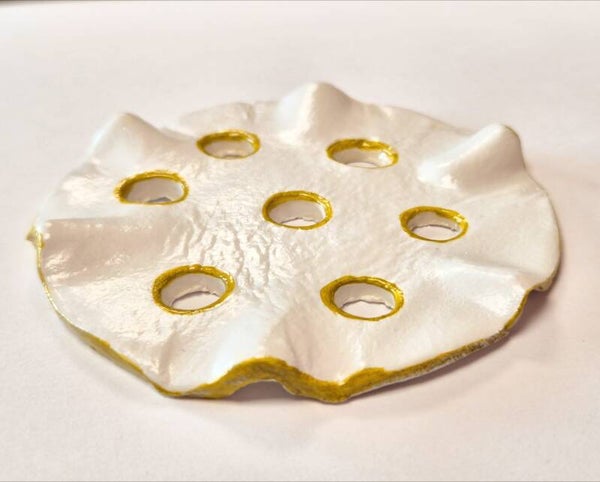 Handgemaakte bloemverdeler van klei