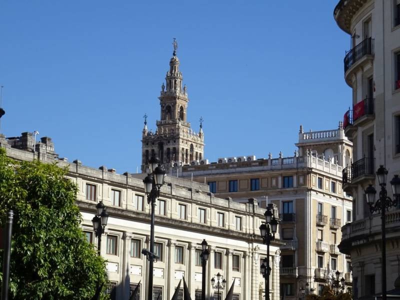 00-Sevilla-PlazaNueva3-Giraldaopdeachtergrond2-1024.jpg