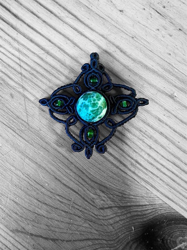 Hanger zwart met groene parel