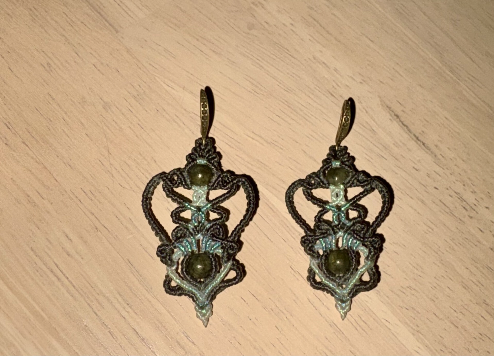 Oorbellen groentinten met jade parel