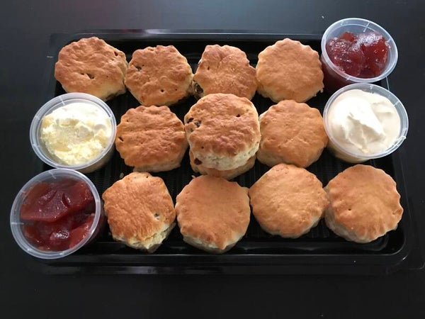 Plain & Fruit Scone Platter                   (12 pieces)