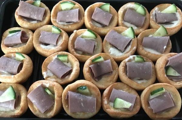 Yorkshire pudding with beef & horseradish canapes		(22 pieces)