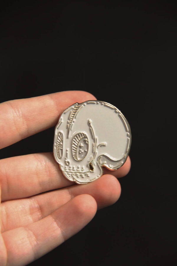 Skull pin