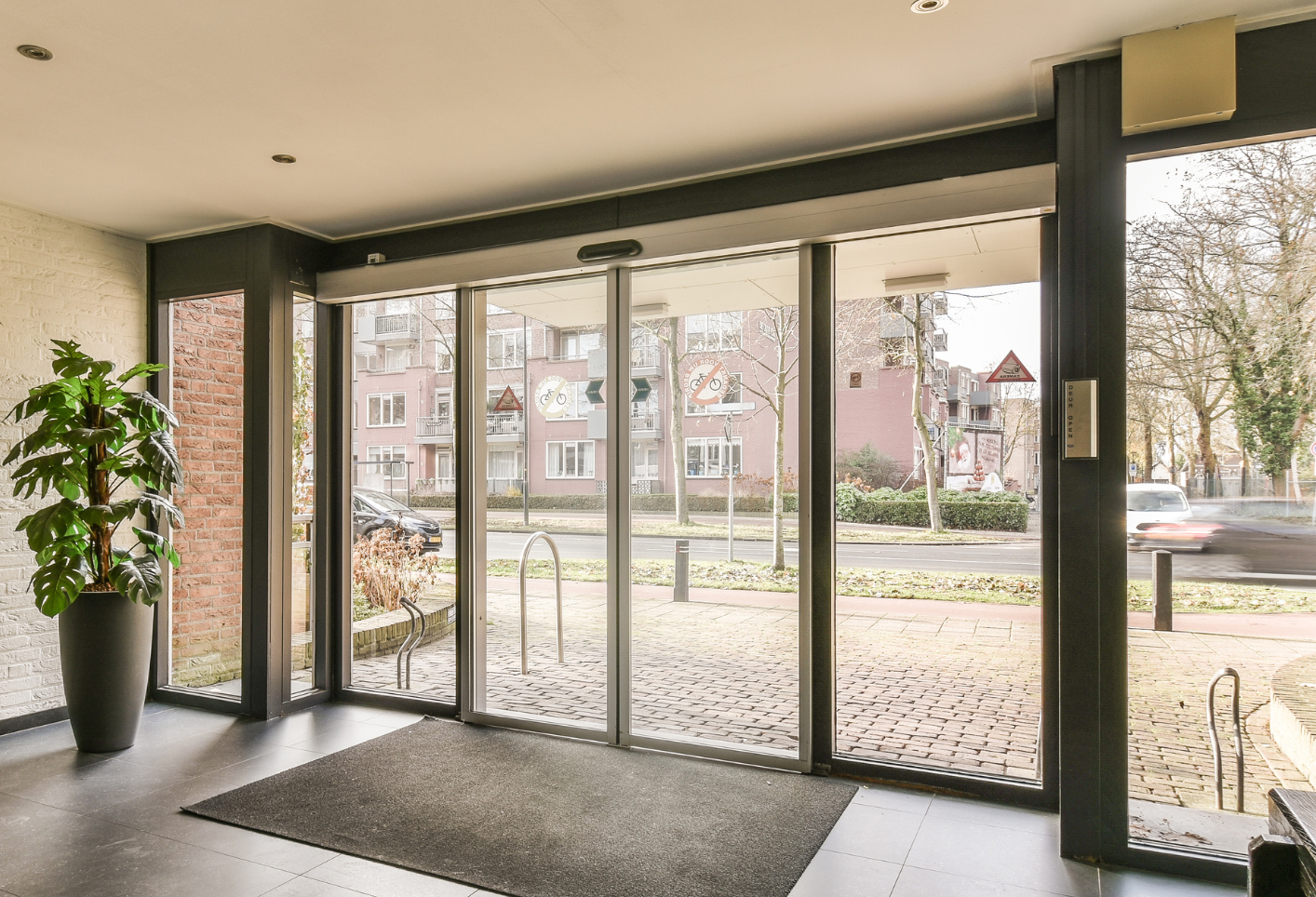 Preventief onderhoud aan electronische deurdrangers automatisch schuifdeuren en technische installaties. Deskundig volgens NEN norm 