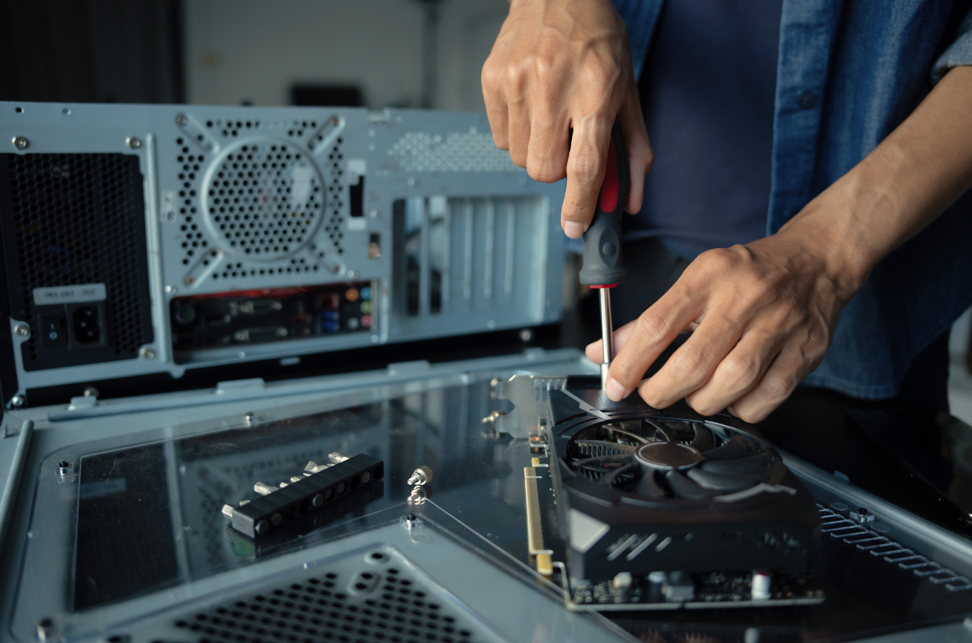 snelle storingsoplossingen en reparatie van technische systemen en apparatuur op locatie voor bedrijven die snel weer operationeel willen zijn. Werkgebied, Nederland, Belgie, Luxemburg. Spoed reparaties.