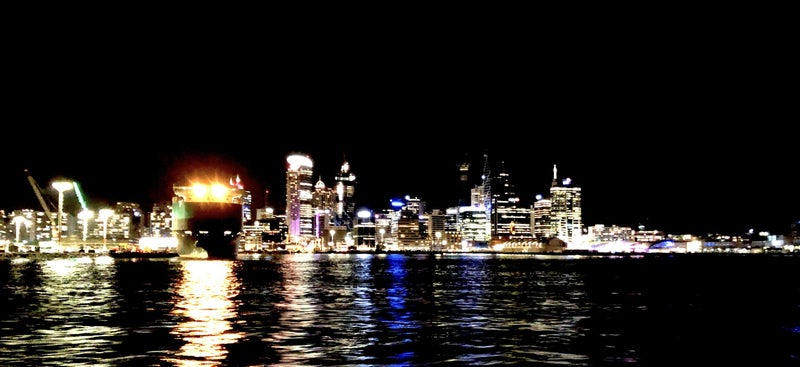 Skyline Auckland Nieuw Zeeland avond vanaf de veerboot, DIYNewZealand.com