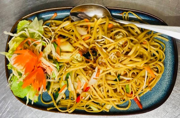 213_ Nudeln gebraten Bami Goreng mit verschiedenem Fleisch poulet rins schwein