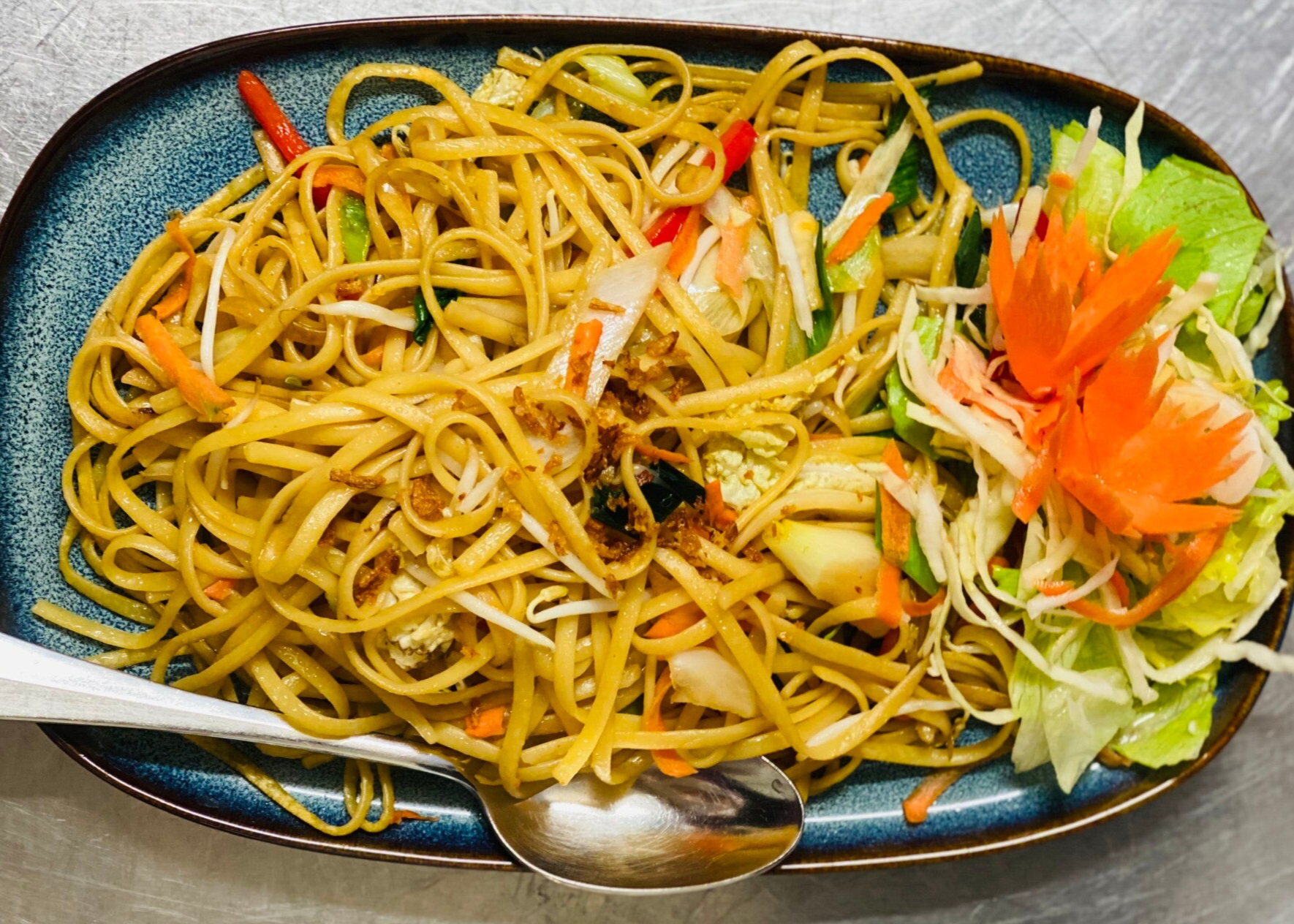 213_ Nudeln gebraten Bami Goreng mit verschiedenem Fleisch poulet rins schwein