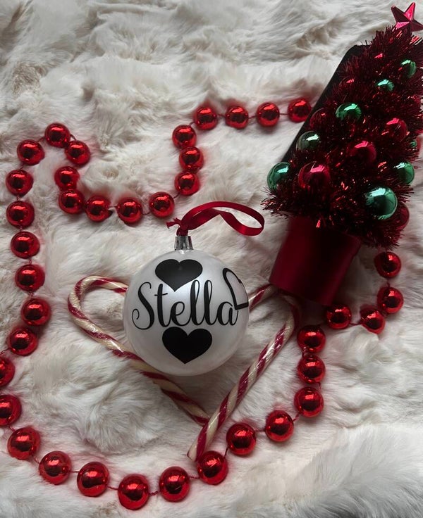 Witte Kerstbal met Naam - Tijdloos en Persoonlijk voor de Feestdagen