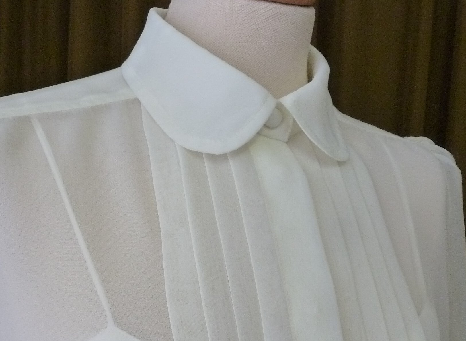 Kleidung auf Maß , Bluse mit Biesen und Bubikragen