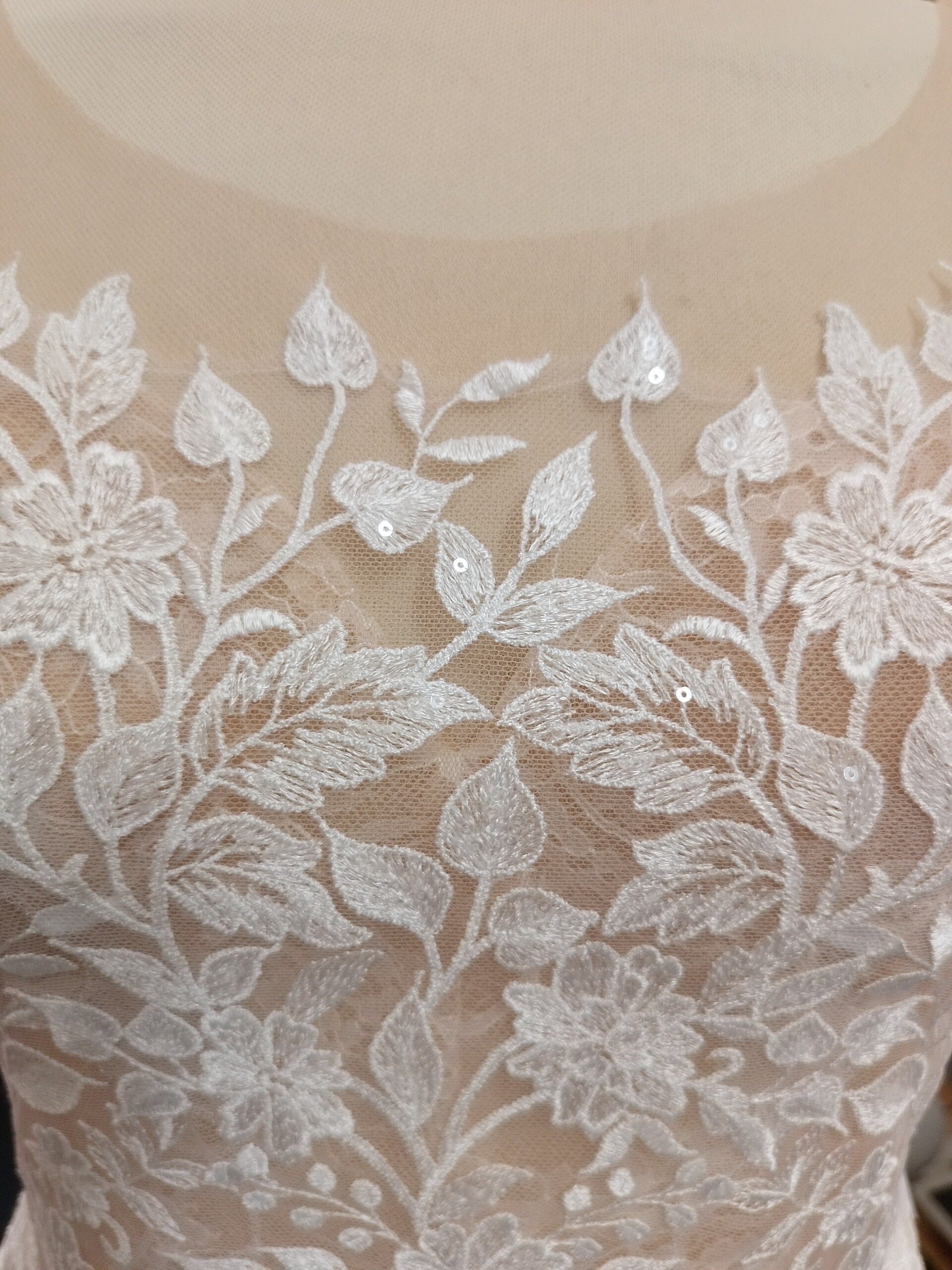Brautkleid Spitzenstoff mit Tüll und Pailletten , sehr gute Schneiderei Heidrun Milnikel, Mönchengladbach