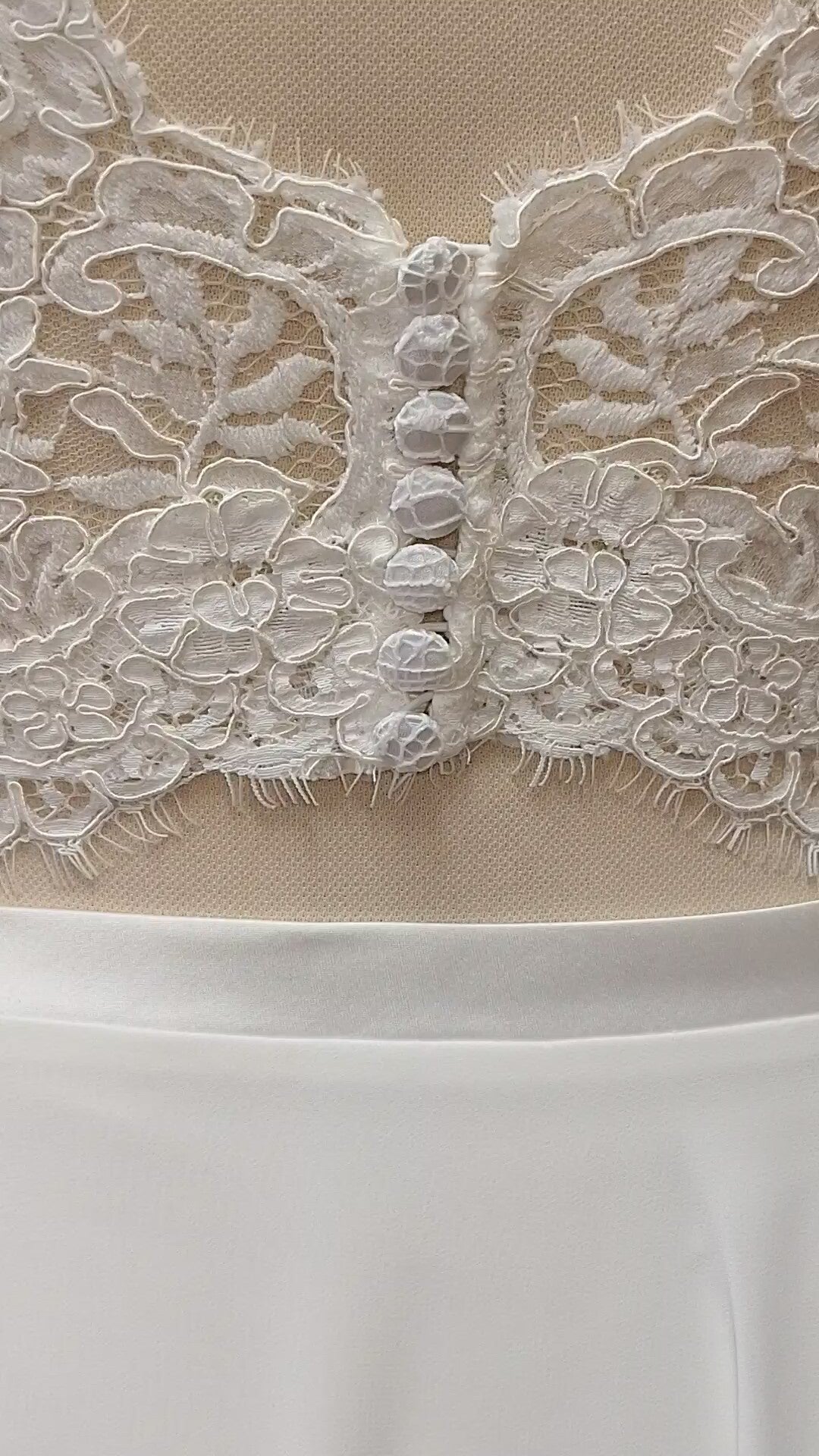 zweiteiliges Brautkleid mit Knopfleiste, Gummiösen Verschluß