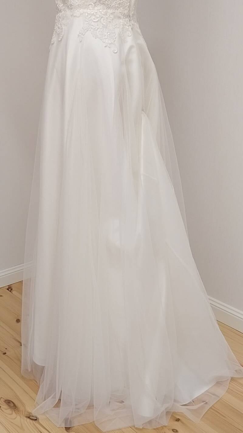 Brautkleid mit Schleppe gekürzt mit Knopf und Schlaufe