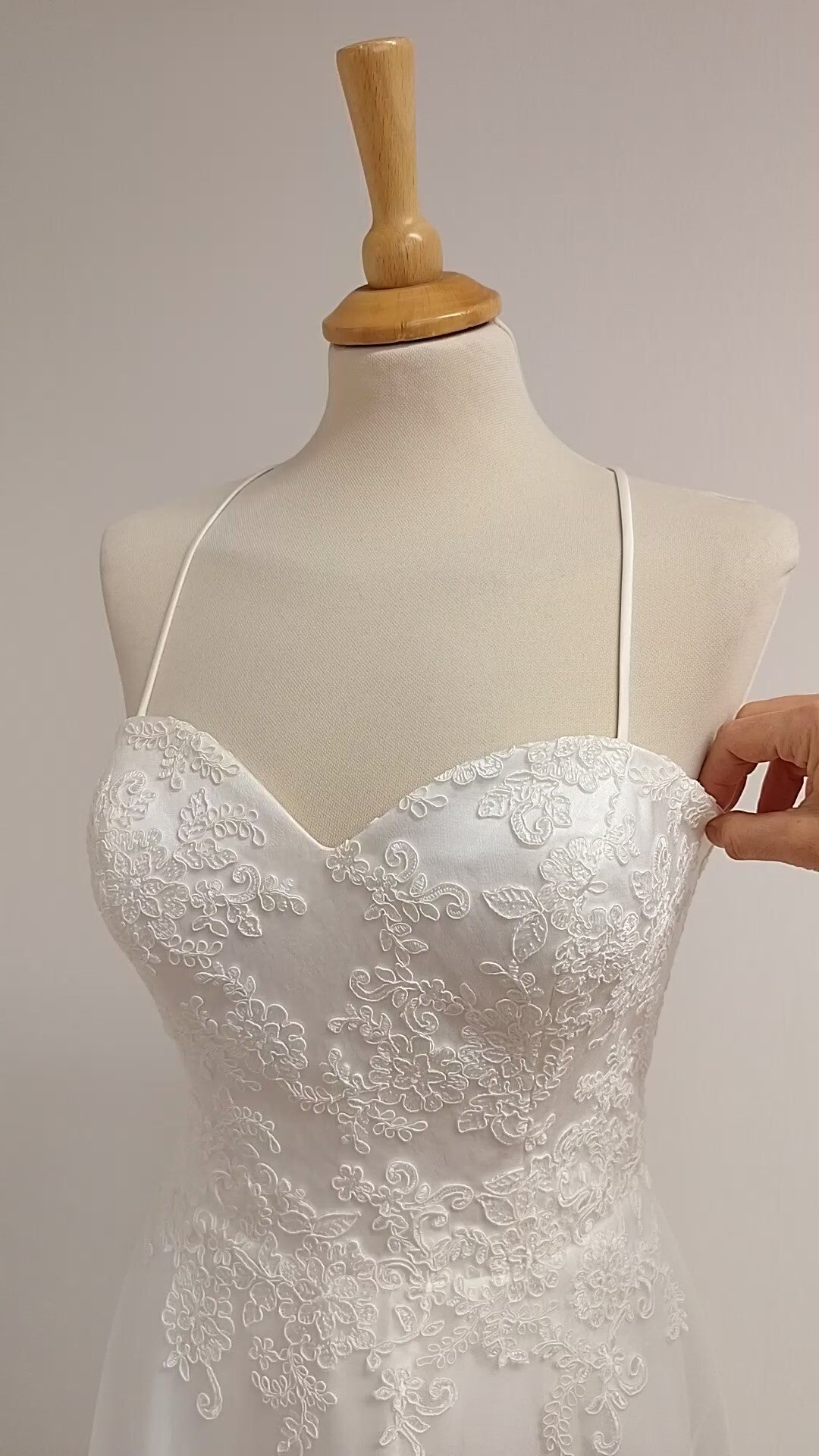 Brautkleid Träger angenäht , präzise geändert