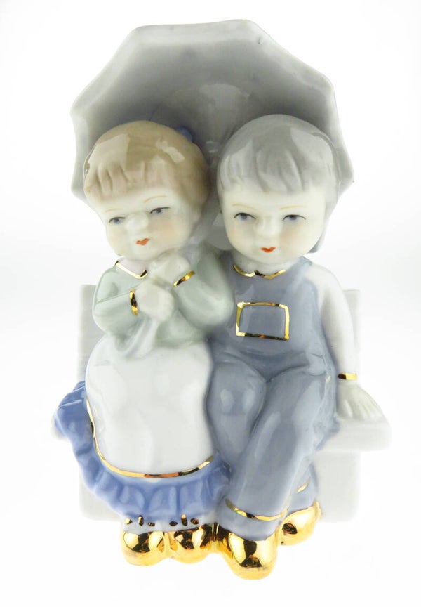 Sculptuur PMI - Onder moeders paraplu