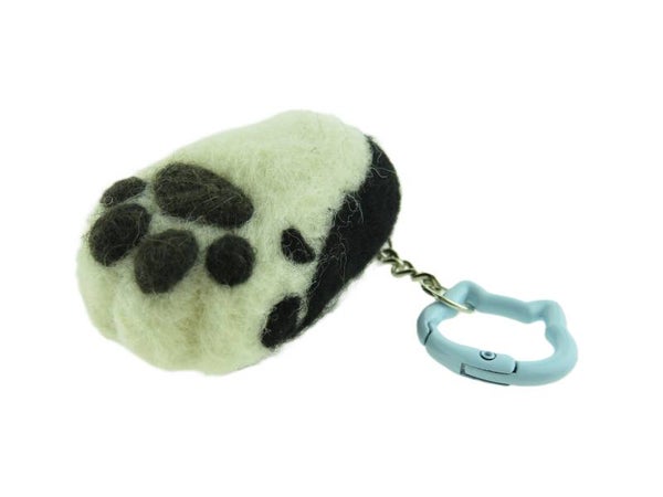 Naaldvilt bag charm Kattenpootje