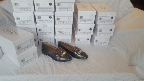 17 paar damesschoenen. kleur: grijs met gekleurde steentjes