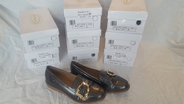 8 paar damesschoenen. kleur: grijs