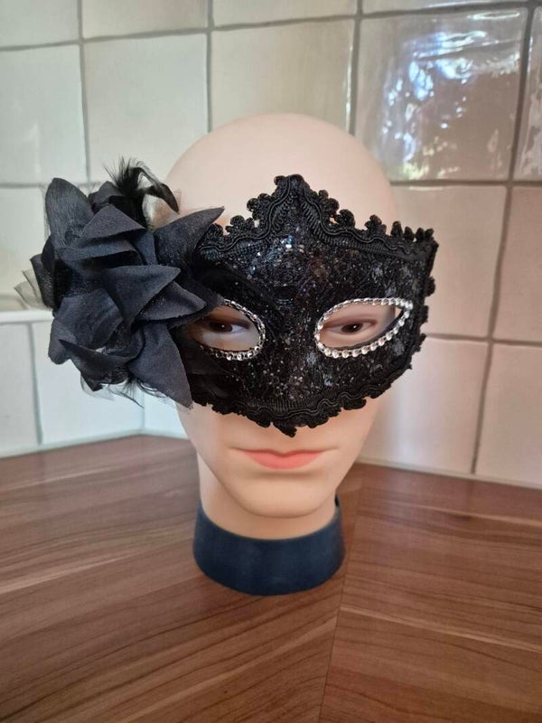 zwart venetiaans masker