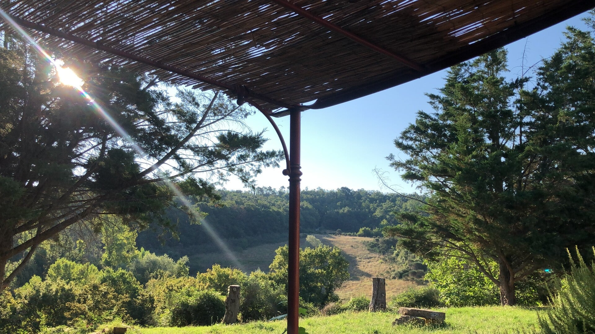 Duurzame vakantie in de Crete Senesi. View on the neighbouring field.