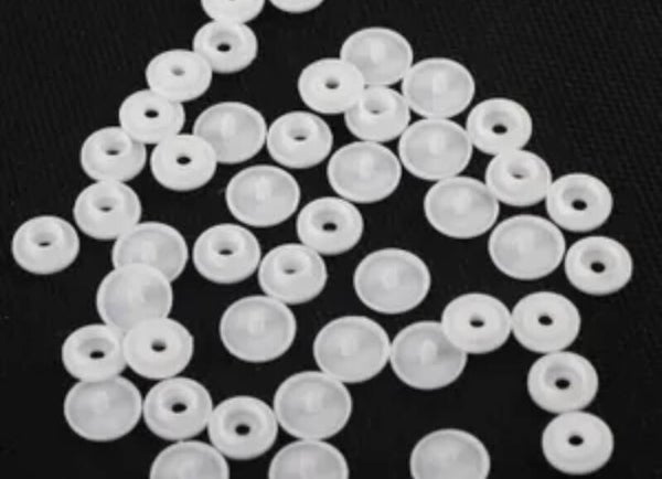 Bouton pression plastique blanche