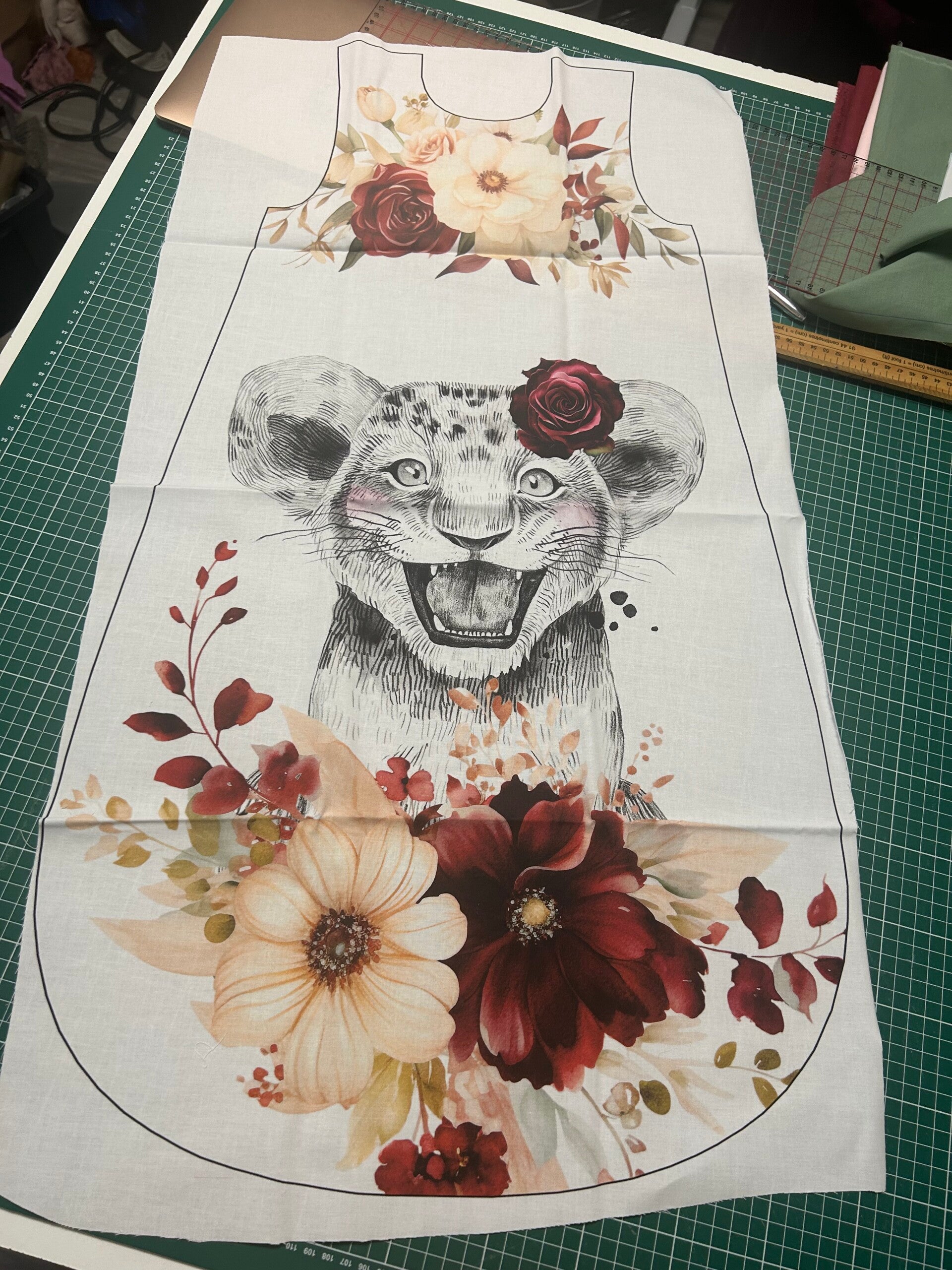 Devant panneau gigoteuse 6-18 mois Savannah Burgundy Lion