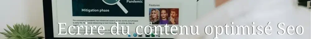 Femme assise devant un ecran avec du contenu seo