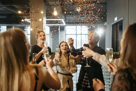 Groupe fete une victoire aux champagne