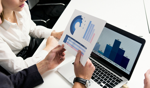 2 personnes analyseent un audit seo d'un site internet à Montpellier