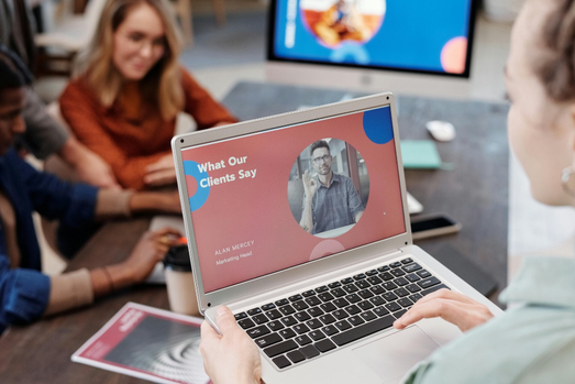 un ecran pc qui montre un contenu personnalisé
