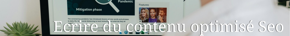 Femme assise devant un ecran avec du contenu seo