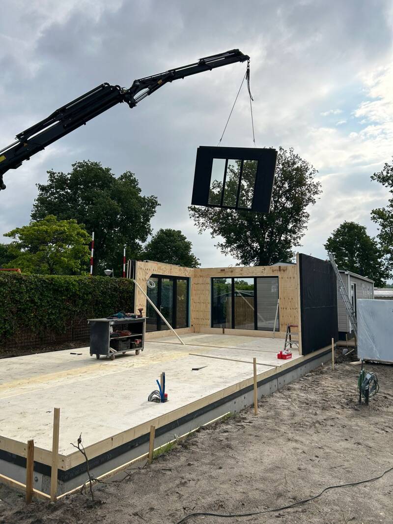 Prefab elementen worden geplaatst
