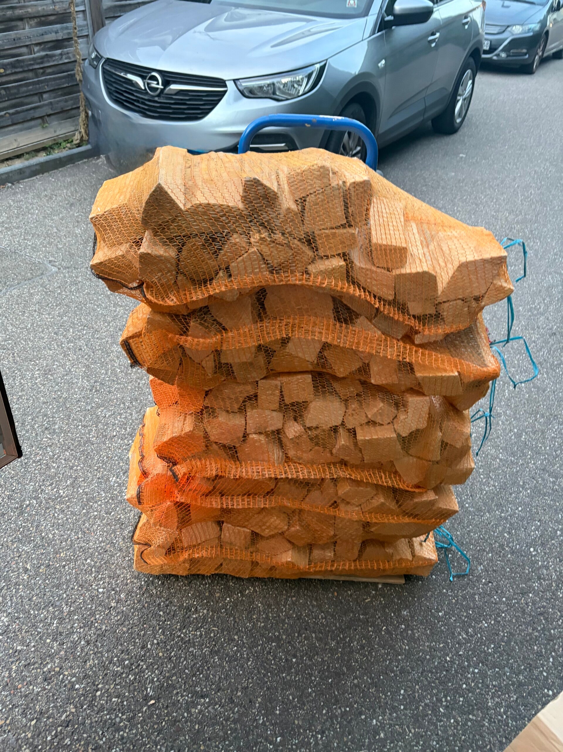 Erster Schritt ist die Holzaauswahl, wie viel benötigen Sie von unserem qualitativ hochertigen Kammergetrockneten Brennholz im Karton
