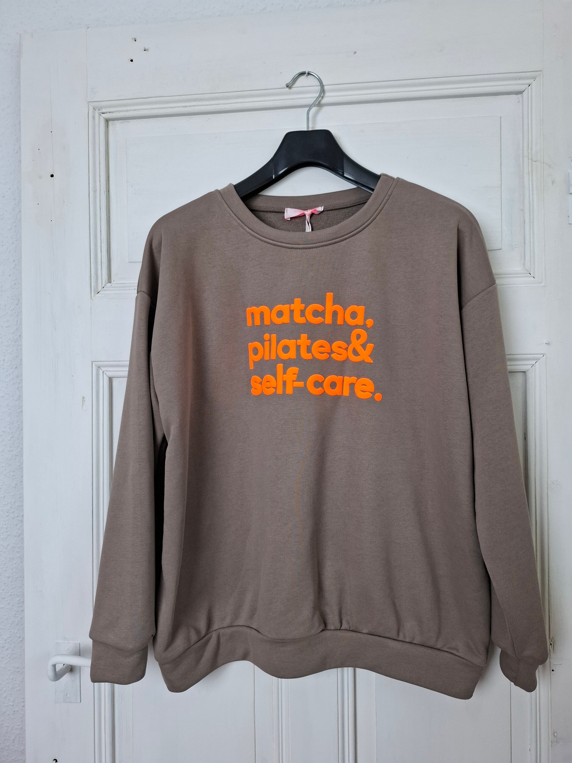 SWEATER Matcha,Pilates & Self-care BRAUN/ORANGE