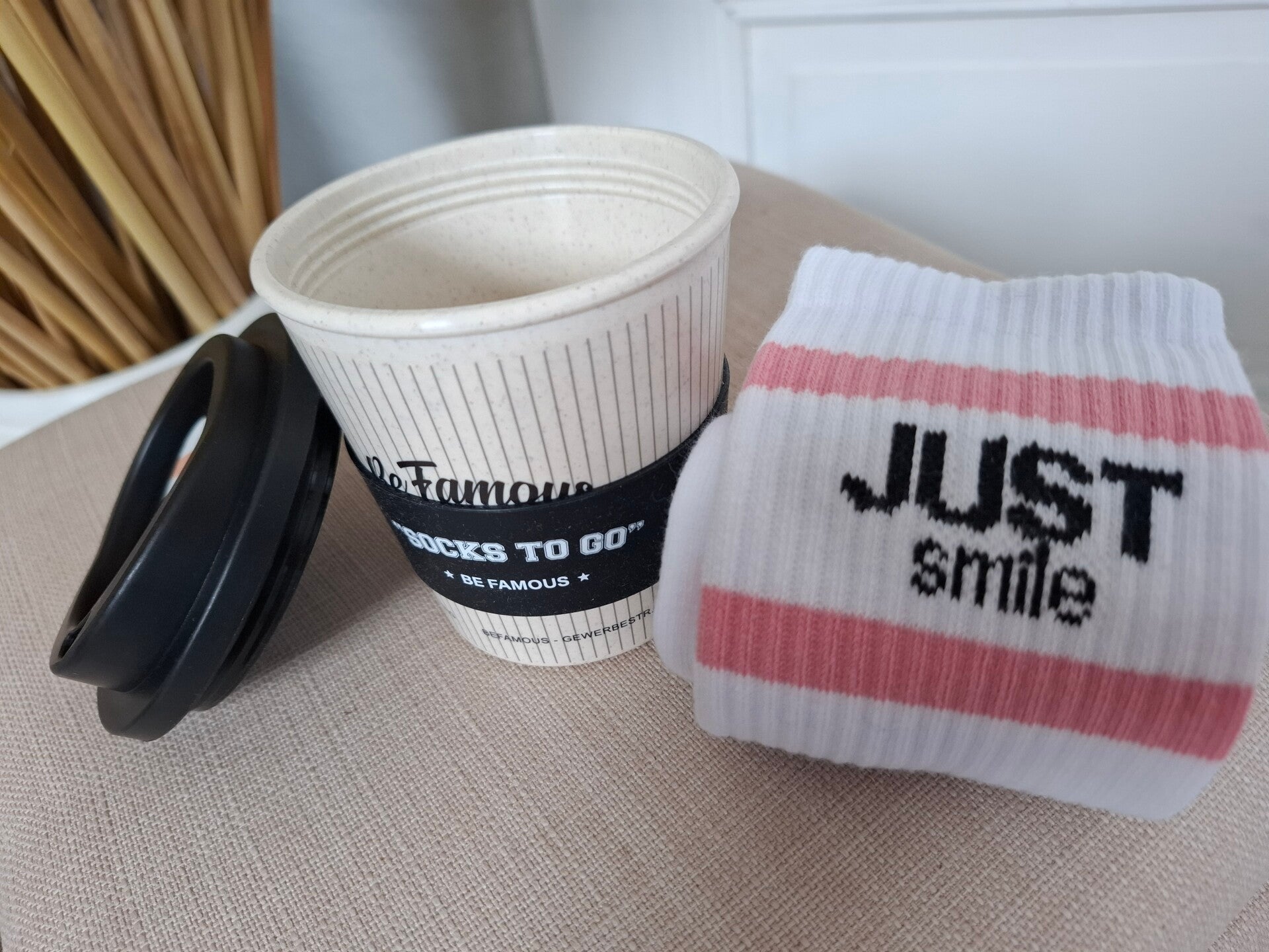 BE FAMOUS Socken Just Smile inkl.To Go TRINKBECHER