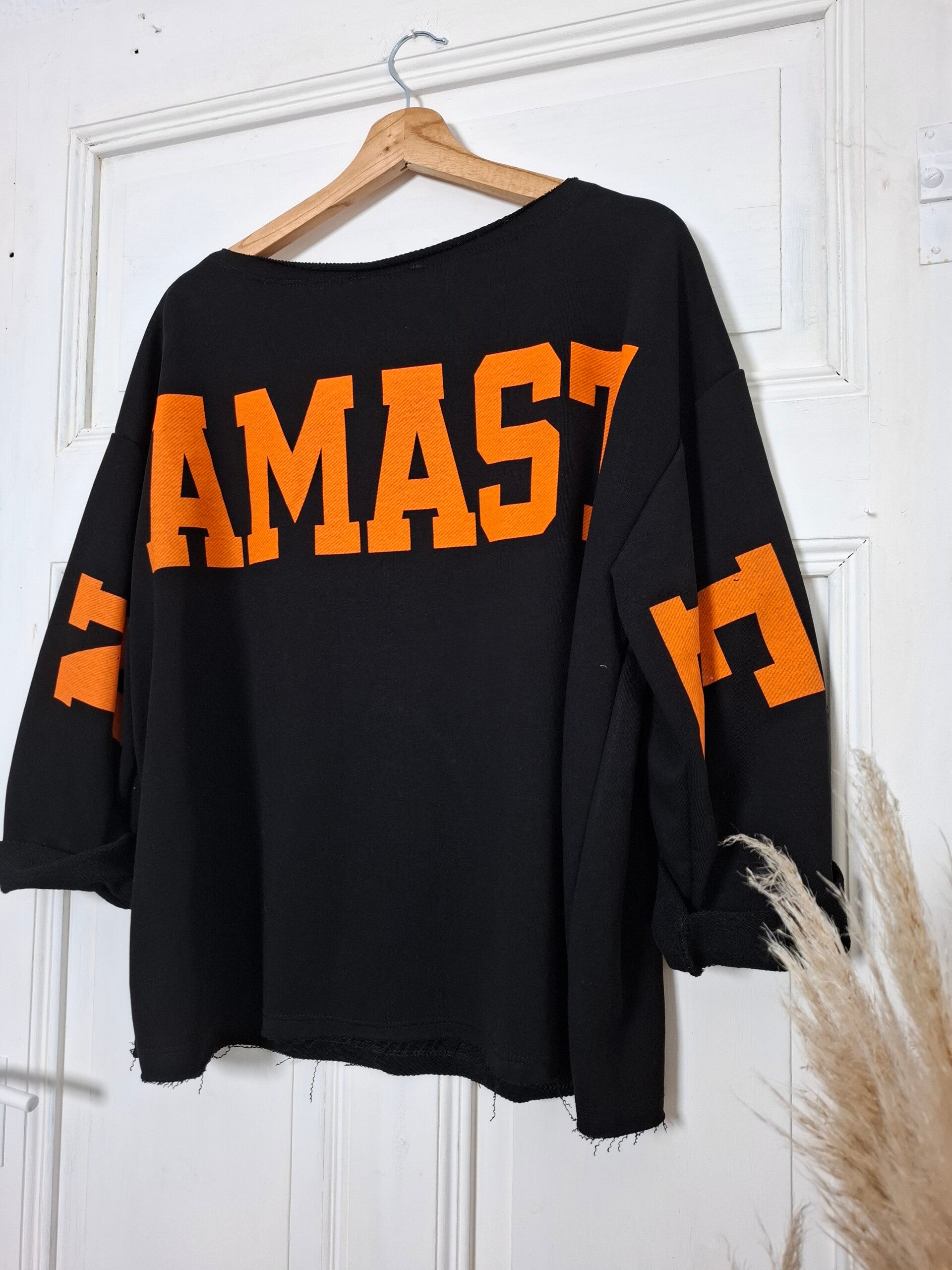 SWEATSHIRT Namaste SCHWARZ/ORANGE